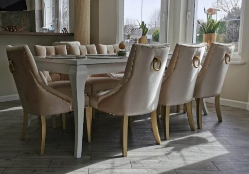 Stół z krzesłami...